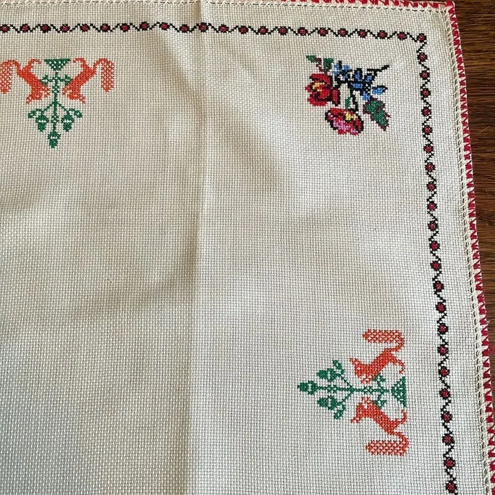 Vintage off white/cream‎ small table cloth & 4 napkins with cross stitch flowers